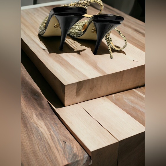 Beautiisoles
Women's Metallic Alice Pointed Toe Pump - Picture 5 of 7